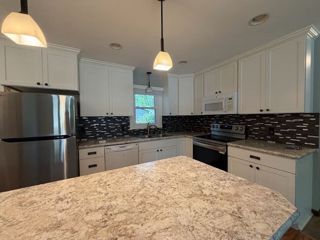 Building Photo - 3 Bedroom, 2.5 Bathroom Home with Fenced Yard & 2 Car Garage