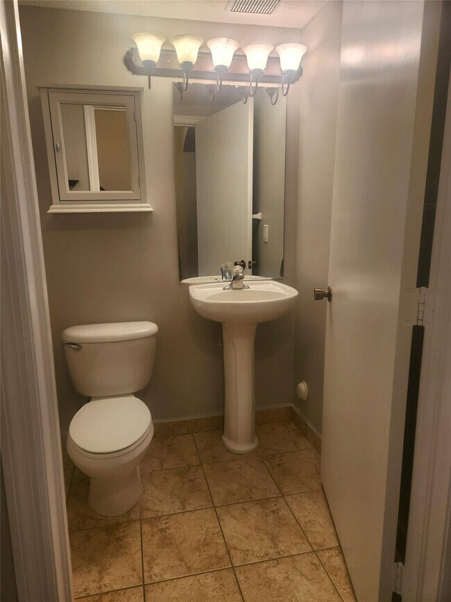 Building Photo - 4915 Tradewinds Ter