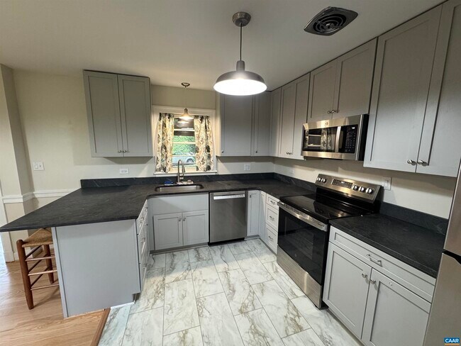 Building Photo - 126 Azalea Dr