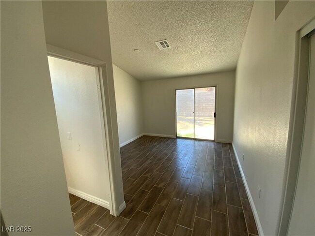 Building Photo - 2249 La Mark Ave