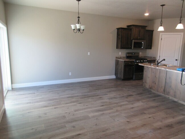Building Photo - Move-In Discount - 3 bedroom, 2.5 bath - Heart of Cedar City!