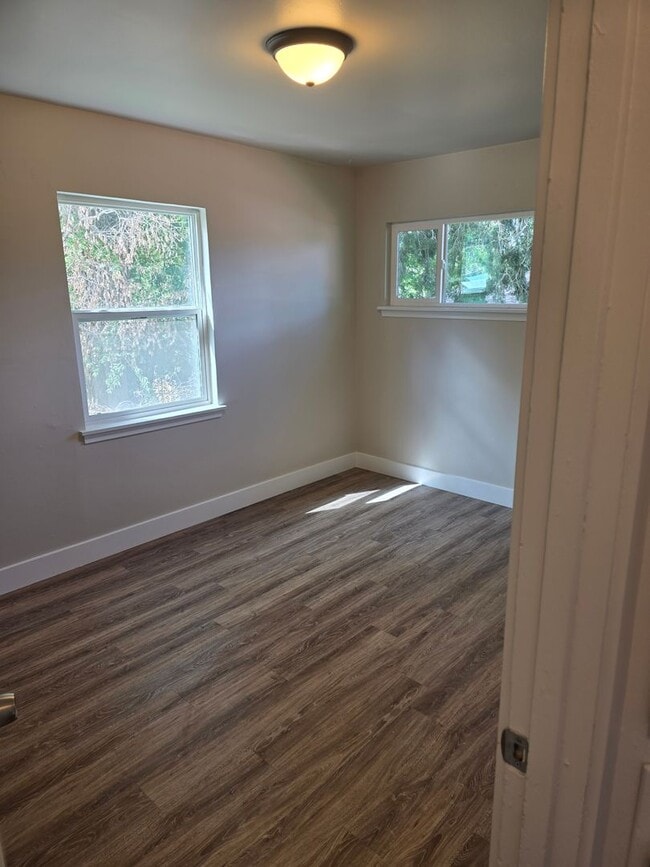 Building Photo - Great Home Available