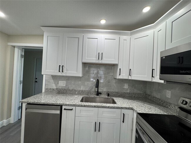 Building Photo - 7039 Lenox Dr