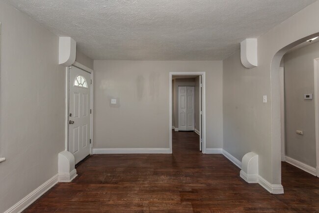 Building Photo - 320 Henquin Dr