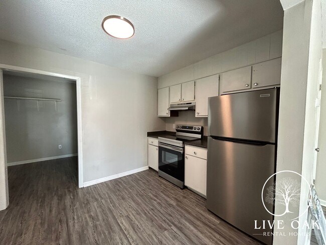 Building Photo - MOVE IN SPECIAL: $500 OFF 1ST MONTH'S RENT!**