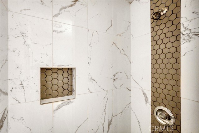 Building Photo - 6643 De Longpre Ave