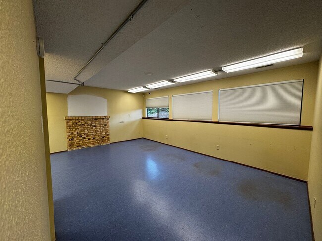 Building Photo - Silverdale Split-Level Home with Bonus Are...