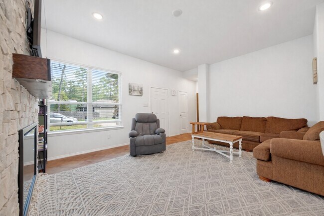 Building Photo - 804 Pearl River