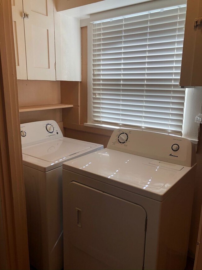 Building Photo - Quaint 2 bedroom duplex near downtown, utilities included!