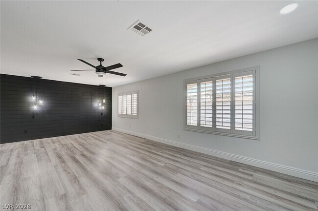 Building Photo - 3800 Beacon Point St