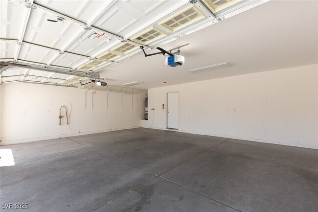 Building Photo - 6233 Double Oak St