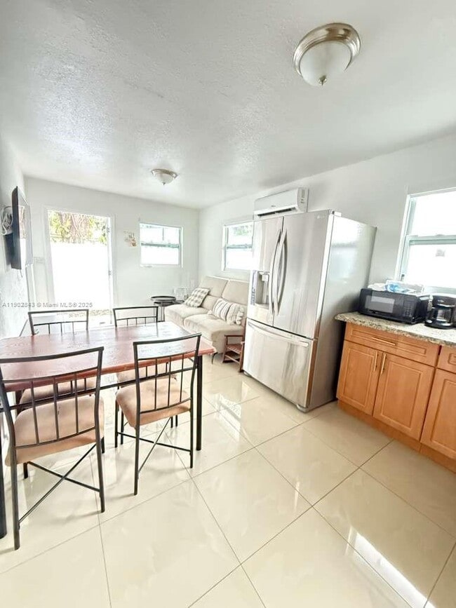 Building Photo - 106 SE 4th Ave