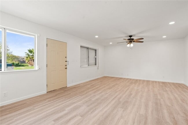 Building Photo - 6112 Hidden Oaks St