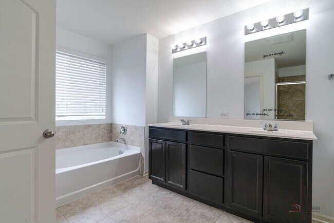 Building Photo - 202 Minuet Cir