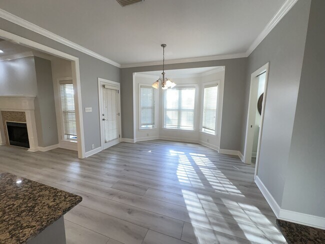 Building Photo - 3650 Victoria Dr