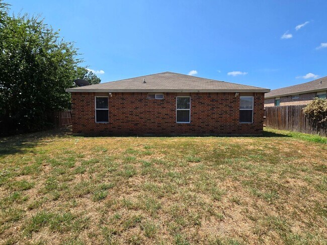 Building Photo - 3303 Driftwood Dr