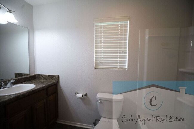 Building Photo - Beautiful 3 bed / 2 bath home with a fence...