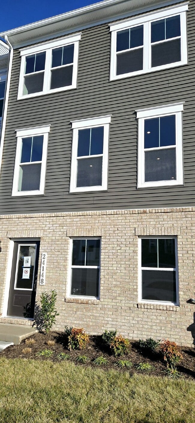 Building Photo - Welcome to this brand-new, never-before-li...