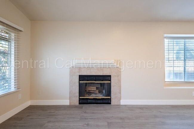 Building Photo - 3 Bedroom/2 Bath Home in the Southwest - $2295 Per Month!