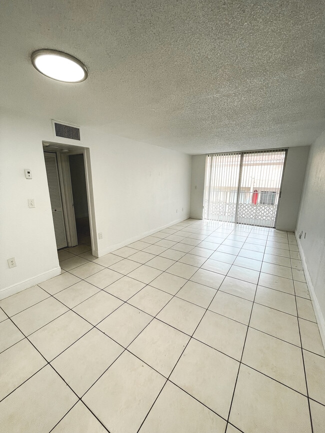 Building Photo - Bayview Palms