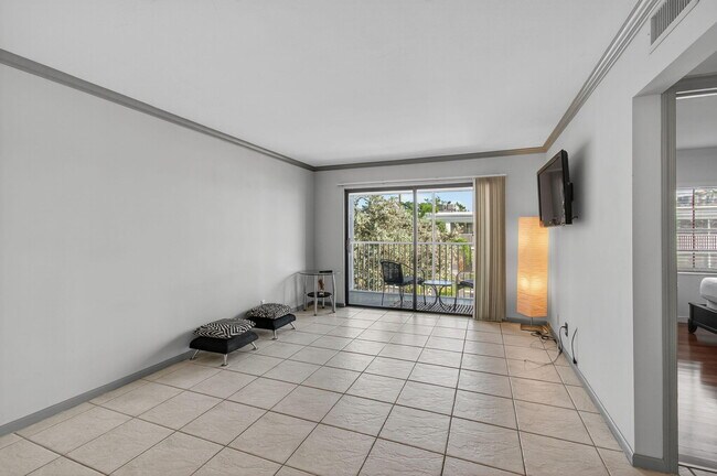 Building Photo - 170 Cypress Club Dr