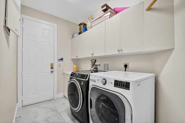 Building Photo - 9167 Oak Alley Dr