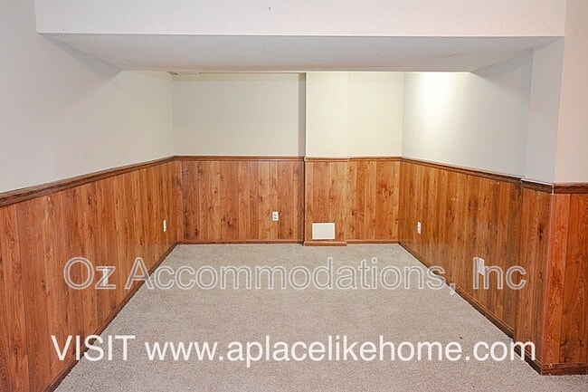 Building Photo - 8503 Sarah Ln