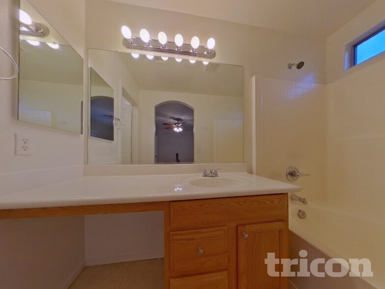 Building Photo - 2522 S 114th Ln