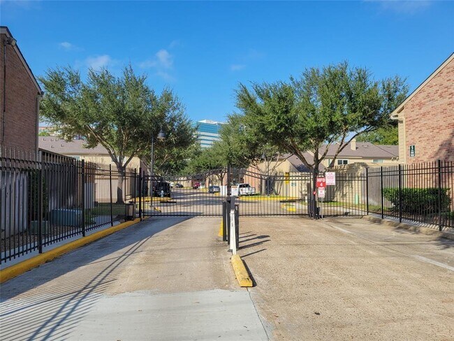 Building Photo - 938 Memorial Village Dr