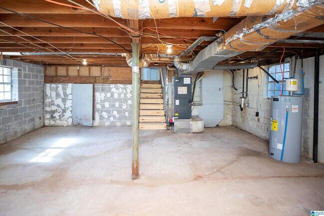 Building Photo - 5140 Hickory Dr NE
