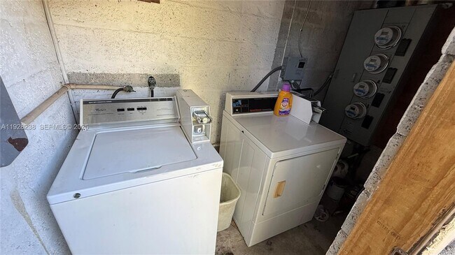 Building Photo - 1310 NE 14th Ave