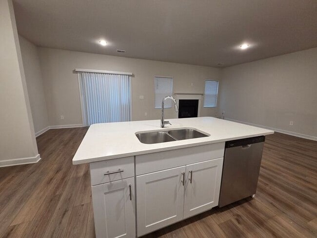 Building Photo - Beautiful and spacious! Ready for move in!