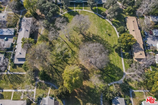 Building Photo - 5370 1/2-5372 Village Green