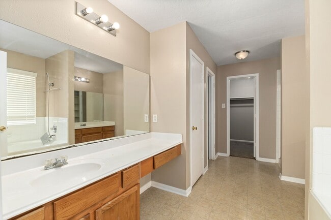 Building Photo - 16126 Taloncrest Dr