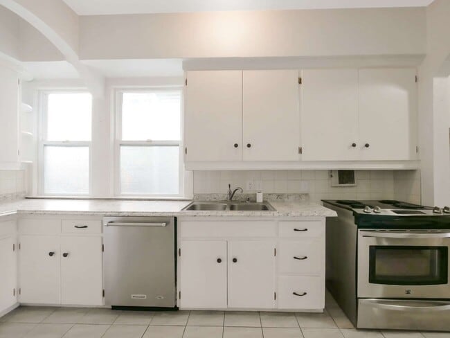 Building Photo - 3 Bed and 1 Bath Beautiful Duplex is Available for Rent!
