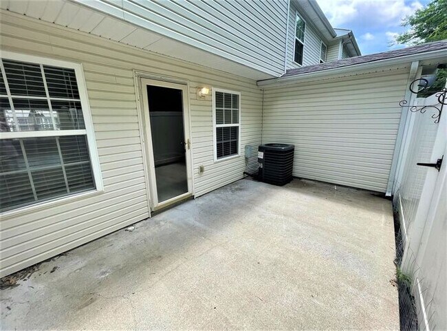 Building Photo - 3 Bedroom Townhome in Barfield Commons