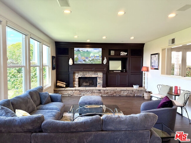 Building Photo - 5 Marisol