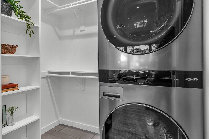 Building Photo - 616 W Ellis Ave