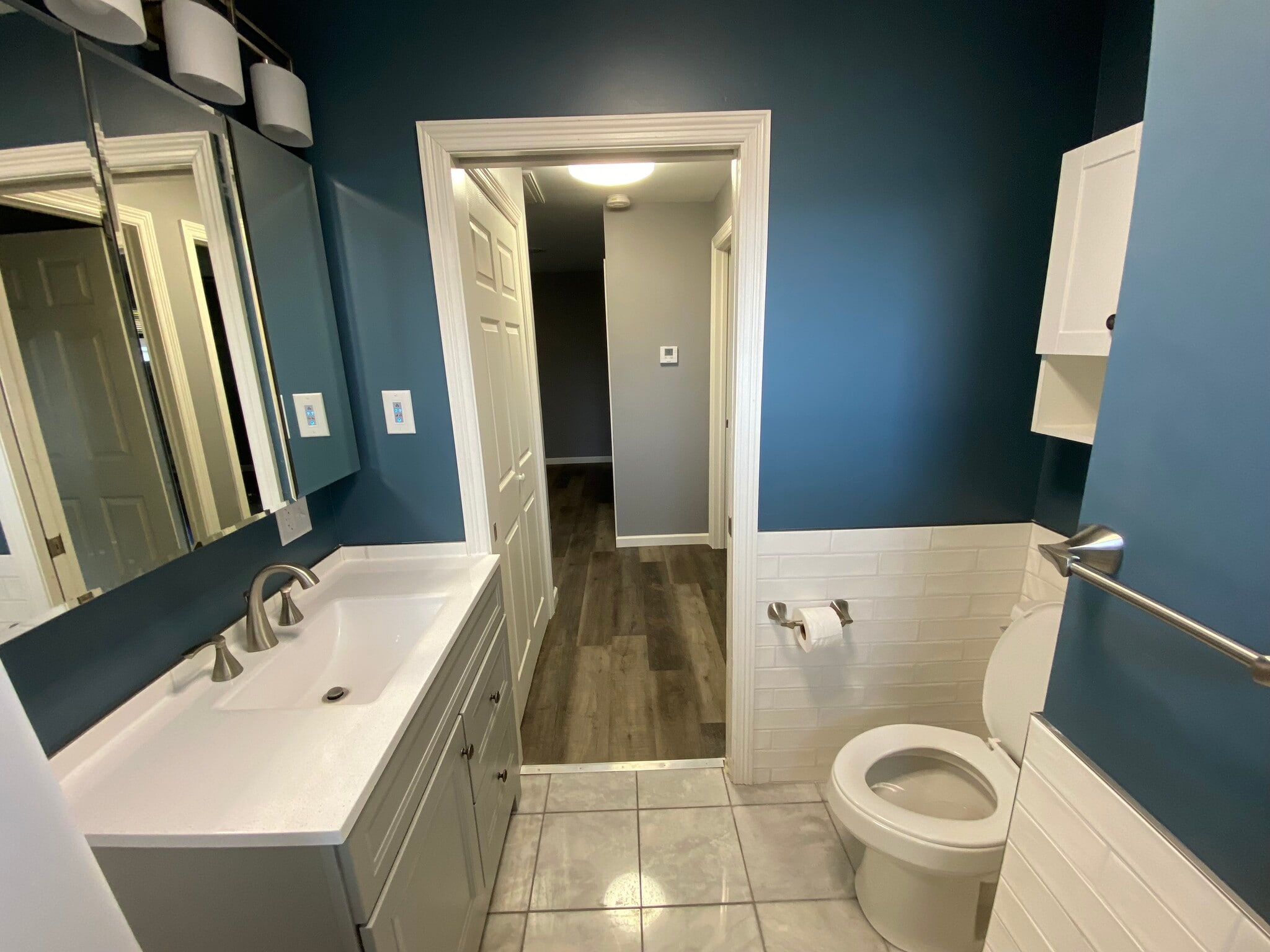 Large vanity - 103 Onyx St