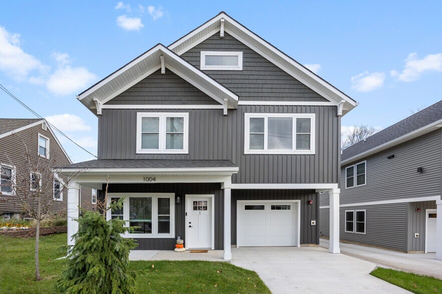 Building Photo - 1004 Diamond Ave NE