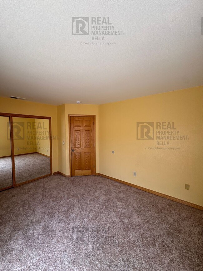 Building Photo - Waterfront Living in Canyon Lake!