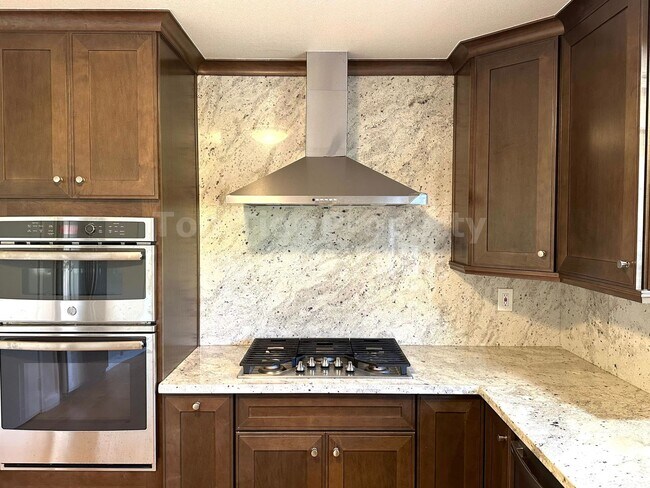 Building Photo - Beautiful 5 Bed, 2 Bath, 2,066 Sqft Pleasa...