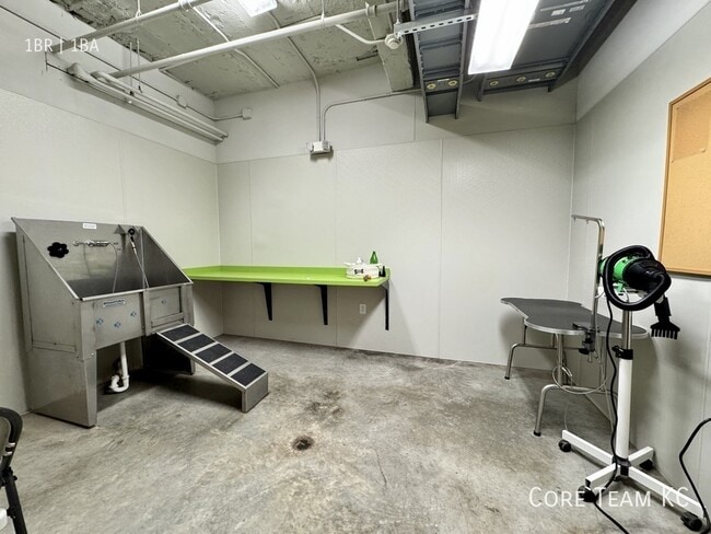 Building Photo - 306 E 12th St