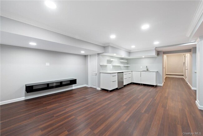 Building Photo - 40 Meadow Rd