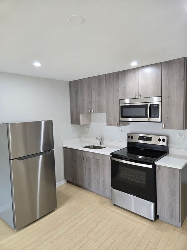 Building Photo - 1917 W 103rd St