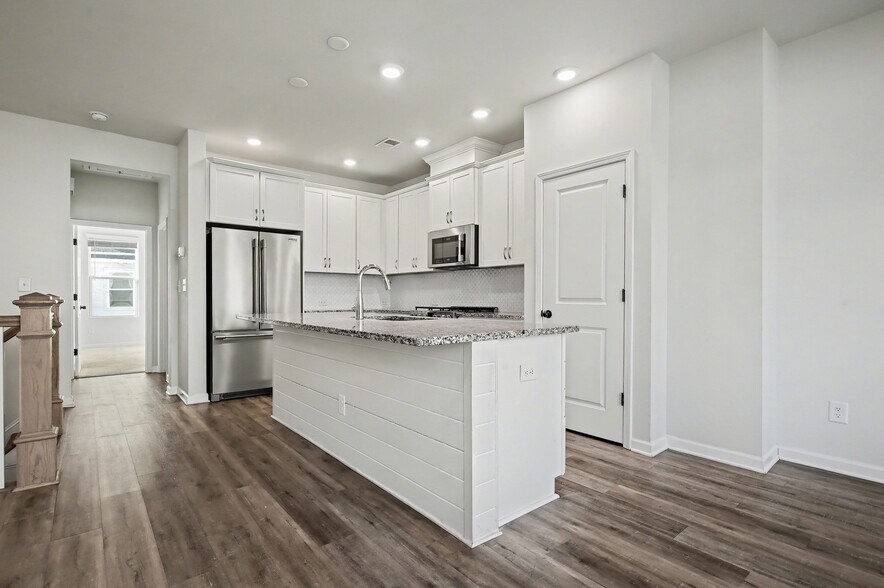 Building Photo - 2037 Statesville Ave