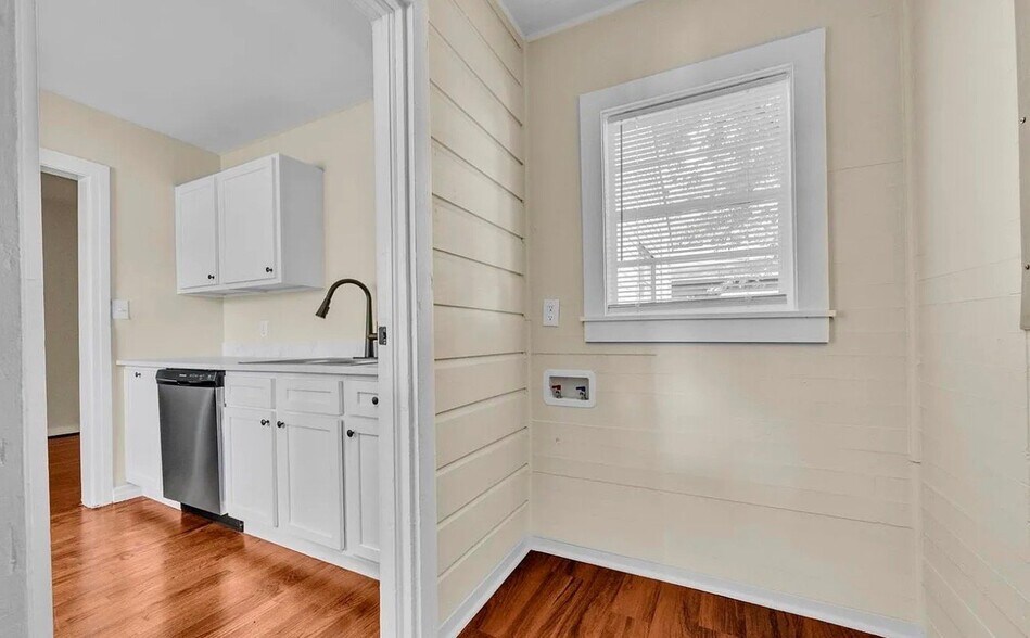 Building Photo - 741 Center Pl SW