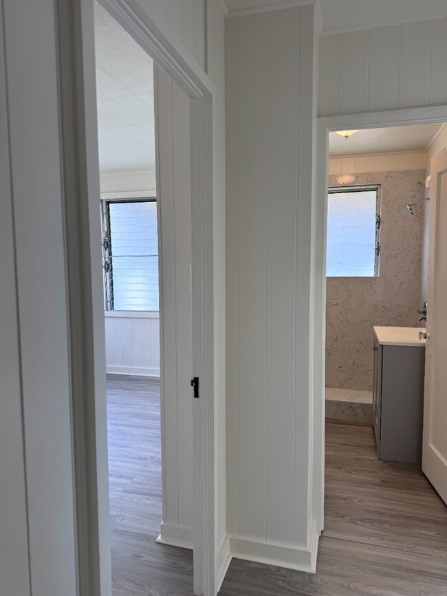 Building Photo - 2 Bed/1 Bath/ 1 Parking w/ Split A/C unit
