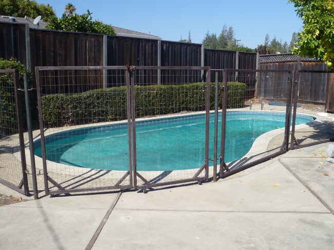 Building Photo - Single Family Home with Pool