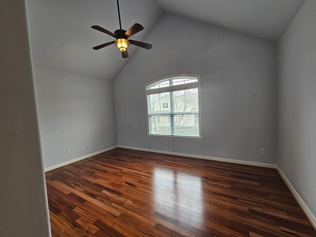 Building Photo - New Listing in Apex!